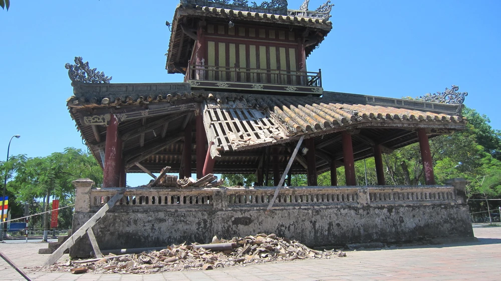 Phu Văn Lâu ở Huế bị sập ảnh 1